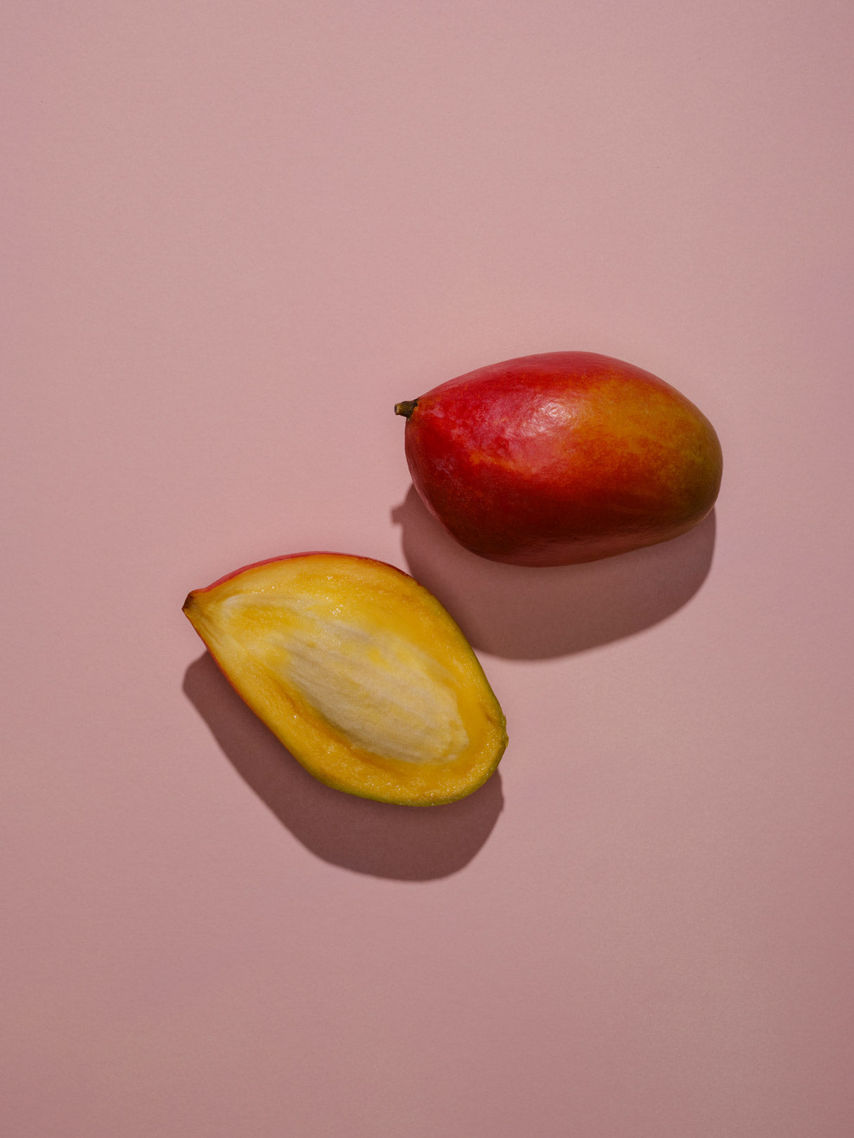 Mangobutter auf rosa Hintergrund